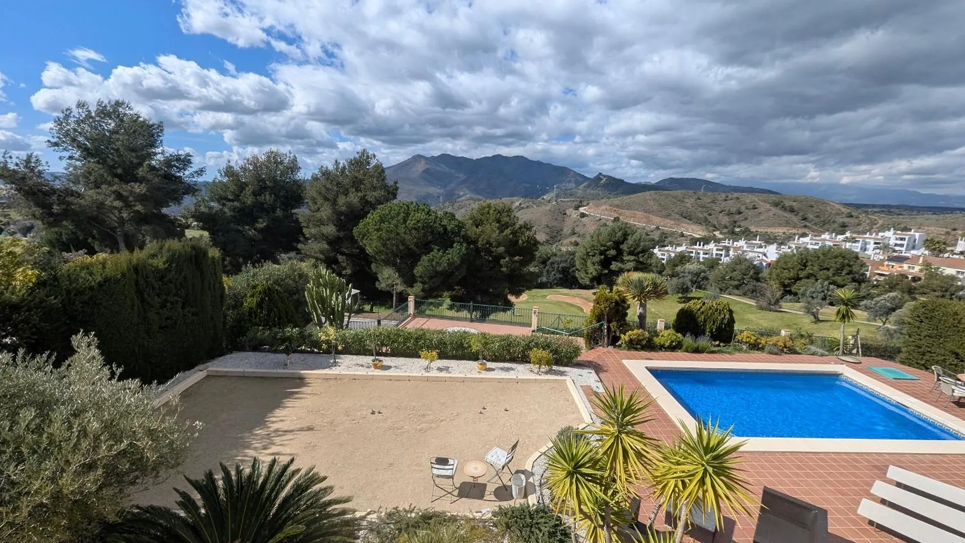 Villa With Pool And Boule Right On Alhaurin Golf Málaga